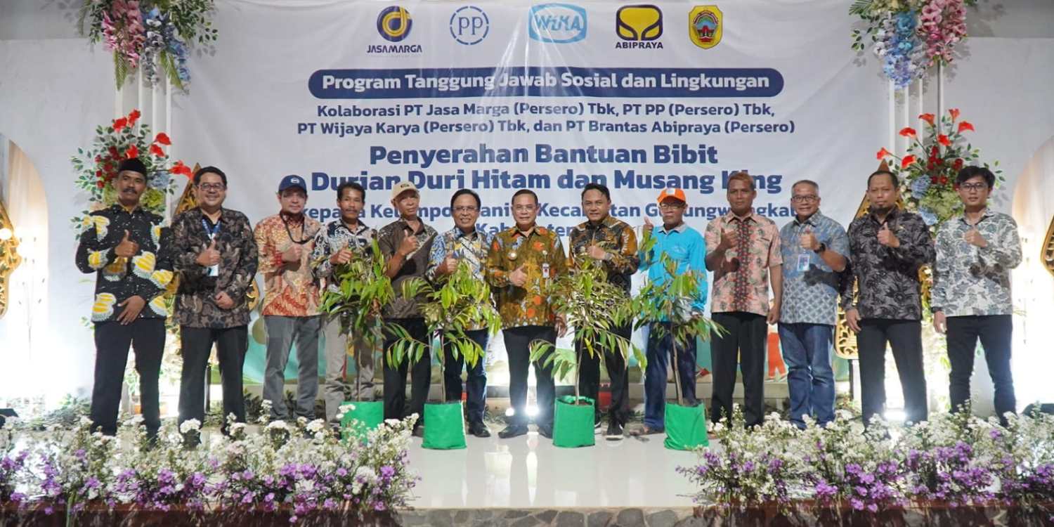 Kolaborasi Program TJSL Melalui Penyerahan Bantuan Bibit Durian Duri Hitam dan Musang King di Pati