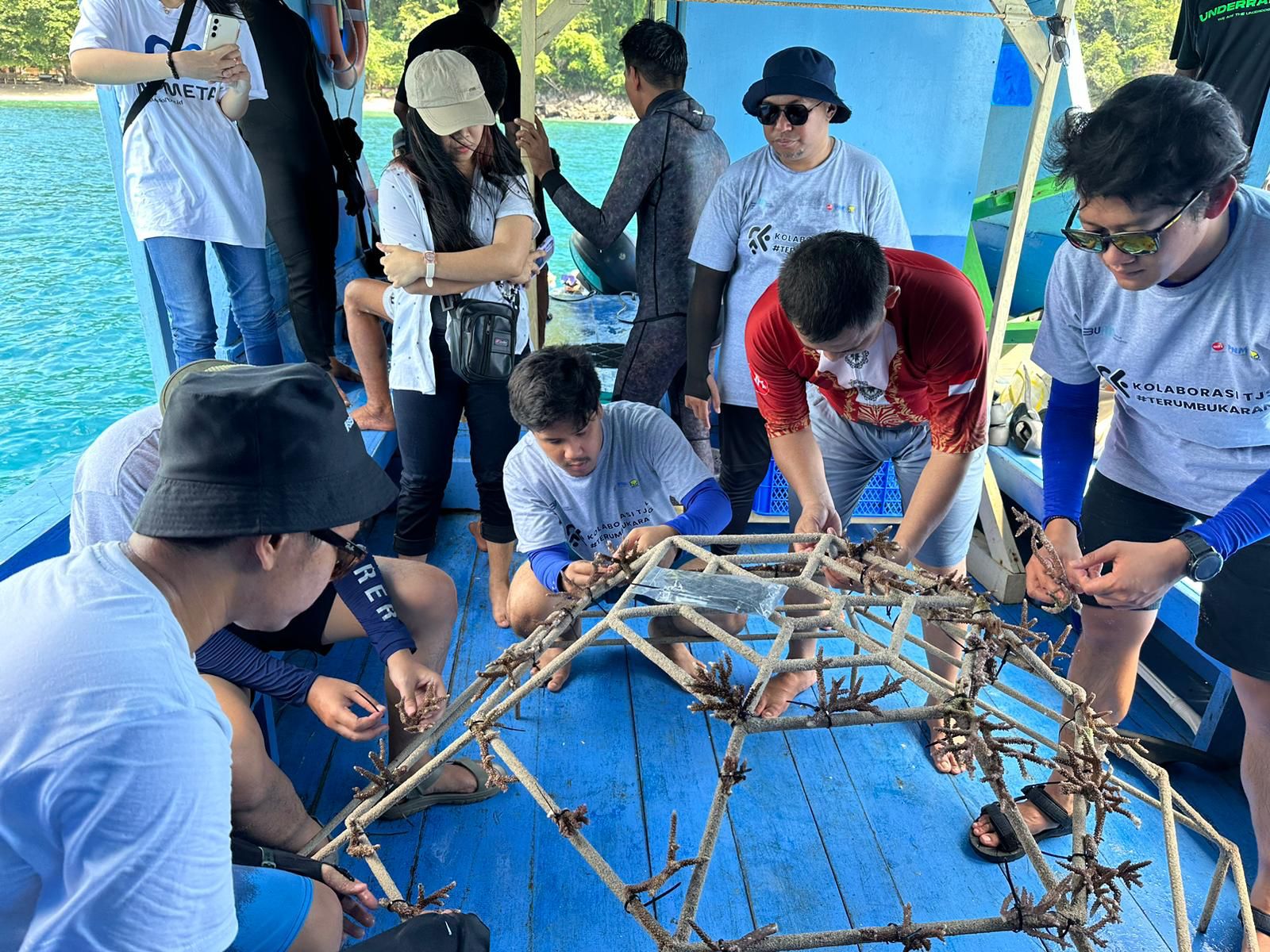 PT Brantas Abipraya (Persero) mengadakan program konversasi laut dengan menanam ribuan bibit terumbu karang di perairan Bangsring, Kabupaten Banyuwangi, Jawa Timur yang bertujuan untuk memulihkan ekosistem laut yang rusak akibat eksploitasi masif sejak tahun 1990-an.