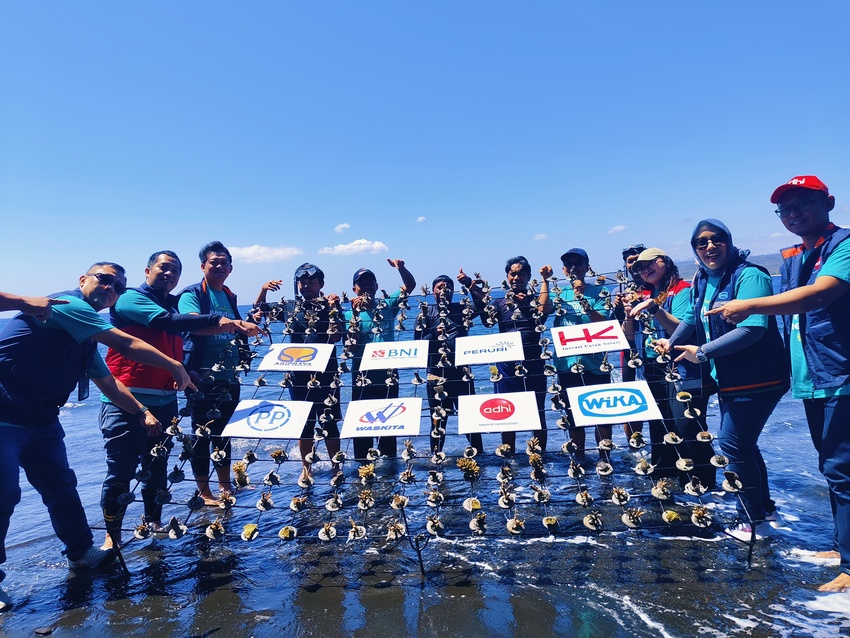 PT Brantas Abipraya (Persero) melakukan program konservasi terumbu karang di Pesisir Bangsring, Kabupaten Banyuwangi, Jawa Timur.