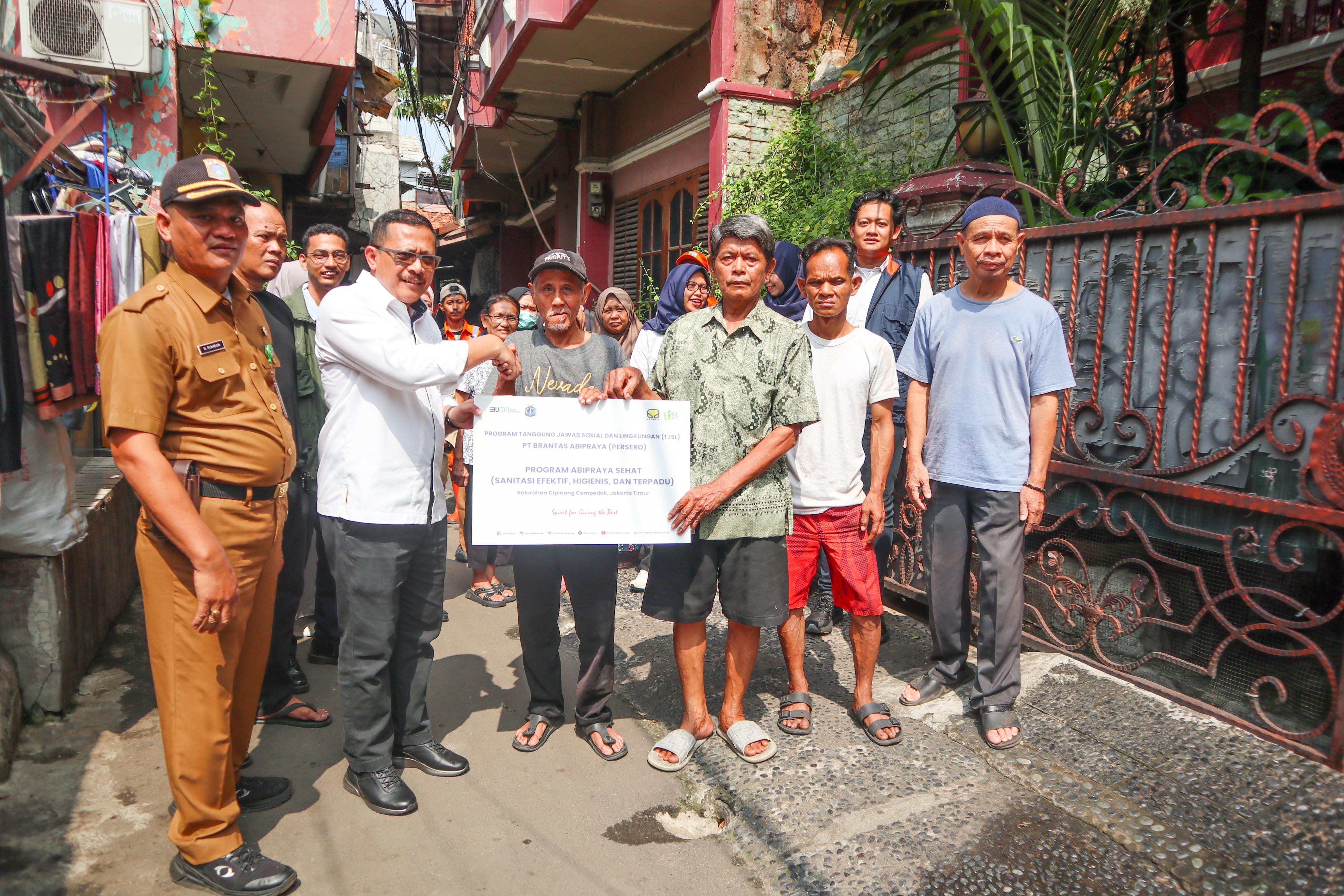 PT Brantas Abipraya (Persero), menegaskan kepeduliannya kepada masyarakat melalui program “Abipraya Sehat” yang fokus pada peningkatan Sanitasi Total Berbasis Masyarakat (STBM).