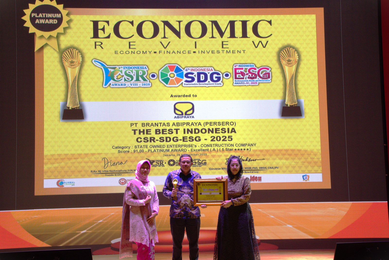 PT Brantas Abipraya (Persero) meraih Platinum Award pada ajang CSR–SDG–ESG Award VIII 2025.
