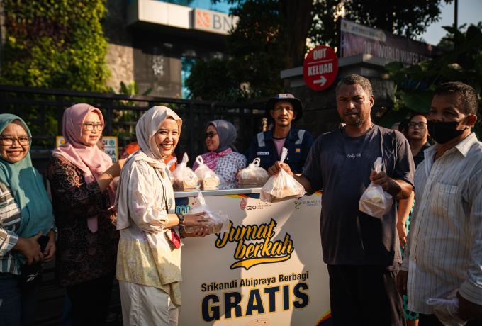 Jumat Berkah Srikandi Brantas Abipraya untuk Masyarakat Sekitar