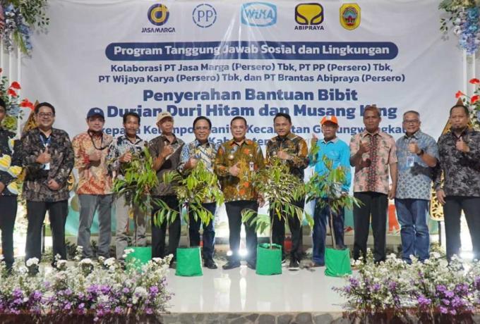 Kolaborasi Program TJSL Melalui Penyerahan Bantuan Bibit Durian Duri Hitam dan Musang King di Pati