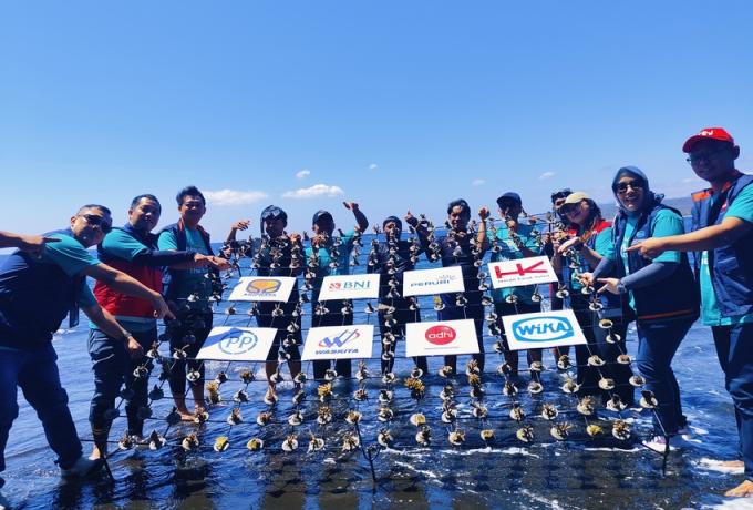 PT Brantas Abipraya (Persero) melakukan program konservasi terumbu karang di Pesisir Bangsring, Kabupaten Banyuwangi, Jawa Timur.