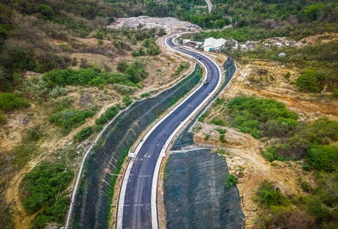 Jalan Akses Pelabuhan Multipurpose Peti Kemas Wae Kelambu di Kabupaten Manggarai Barat, Nusa Tenggara Timur. 