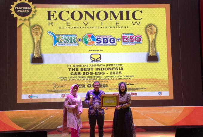 PT Brantas Abipraya (Persero) meraih Platinum Award pada ajang CSR–SDG–ESG Award VIII 2025.